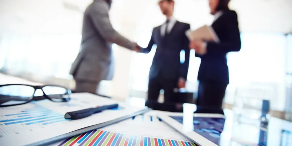 Meble do biura: 7 zasad ergonomii przy wyborze biurka, krzesła i monitora — praktyczna checklista dla komfortu i produktywności w pracy.